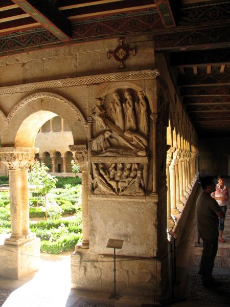 Monasterio de Santo Domingo de Silos (Burgos). Claustro. Detalle de bajorelieves.
Palabras clave: Monasterio de Santo Domingo de Silos (Burgos). Claustro. Detalle de bajorelieves.