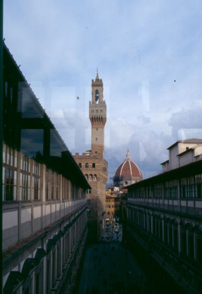 El Palazzo Vecchio y la cúpula del Duomo vistos desde la Galería de los Uffizi.
