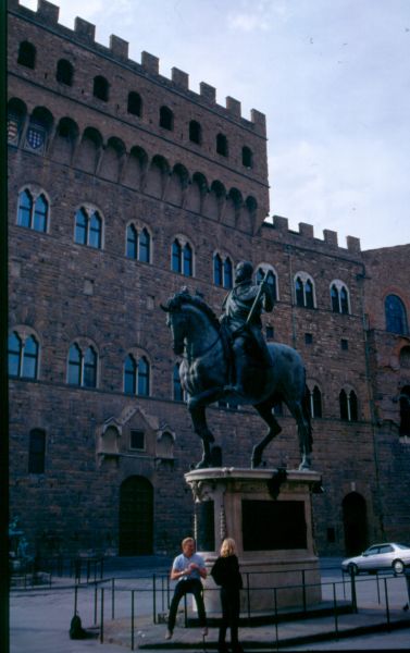 Monumento a Cosme I, junto al Palazzo Vecchio, en la Plaza de la Signoria. Florencia (Italia).
Palabras clave: Monumento a Cosme I, junto al Palazzo Vecchio, en la Plaza de la Signoria. Florencia (Italia).