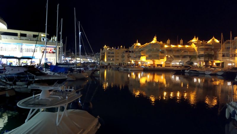 puerto
Palabras clave: Andalucía,Benalmádena,barcos,yates,noche