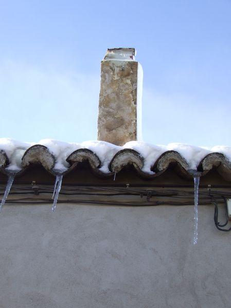 chiomenea en tejado con hielo
Palabras clave: Nevado,chimenea,tejado,hielo