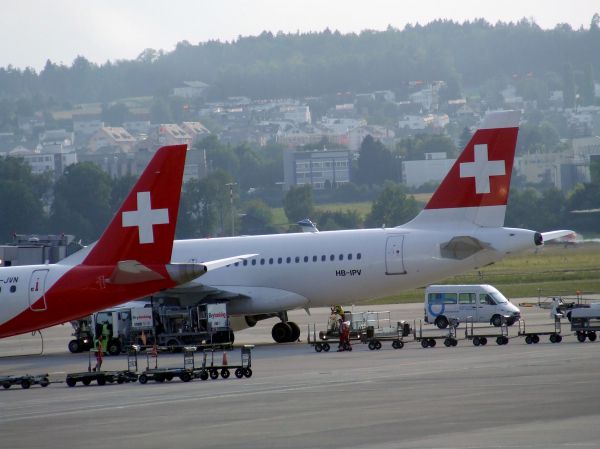 Avión Swiss
Lineas aéreas suizas
Palabras clave: avión,volar,aeropuerto,cola