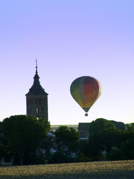 Catedral y globo aerostático
Palabras clave: volar,vuelo,Segovia