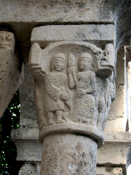 Detalle capiteles. Claustro románico de Sant Domenech. Perelada. Girona.

