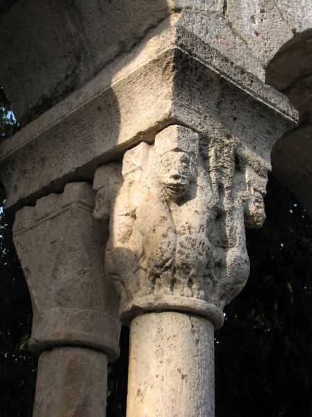 Detalle capiteles. Claustro románico de Sant Domenech. Perelada. Girona.
