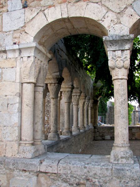 Claustro románico de Sant Domenech. Perelada. Girona.
