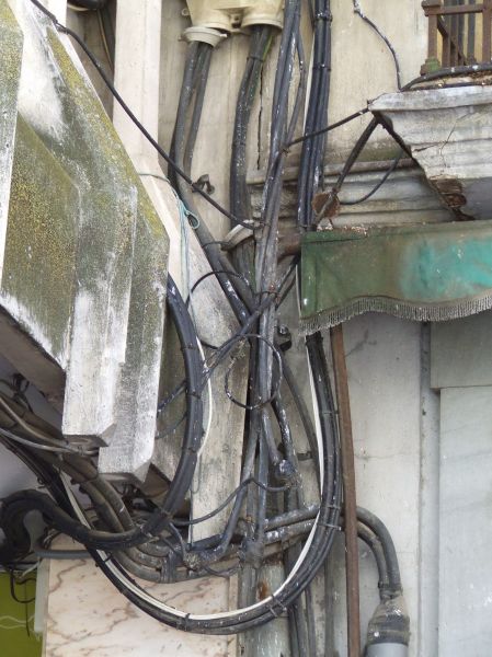 esquina con cables
Palabras clave: cables