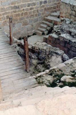 pasarela de madera y piedra
Palabras clave: escalera