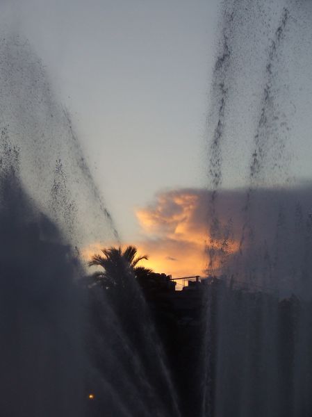 Palabras clave: fuente, atardecer