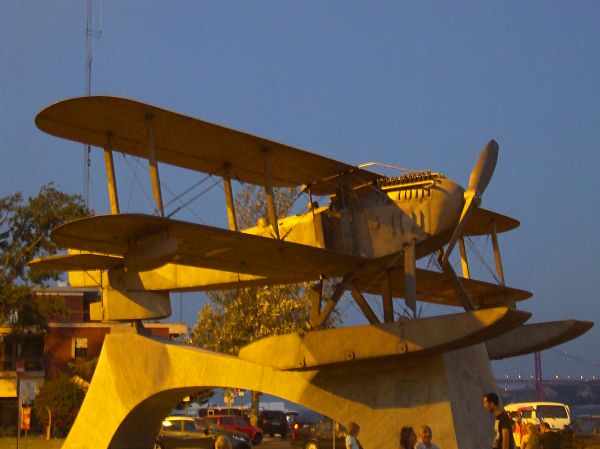 biplano
Palabras clave: Portugal,belém,avión,noche