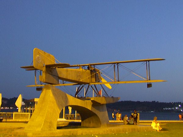 biplano
Palabras clave: Portugal,belém,avión,noche