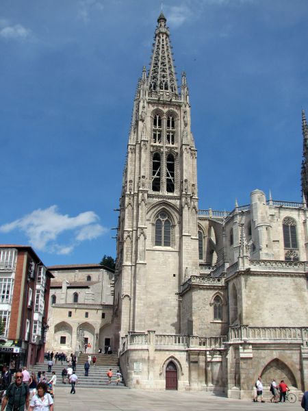 Catedral Burgos 7549
Catedral de Burgos. Fachada meridional desde la Plaza de San Fernando. Arriba cúpula del crucero.
Palabras clave: catedral,burgos,gotico