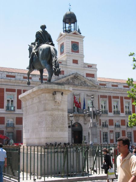 Puerta del Sol. Madrid. Comunidad de Madrid -al fondo- y monumento a Carlos III.
Palabras clave: Puerta del Sol. Madrid. Comunidad de Madrid -al fondo- y monumento a Carlos III. reloj puerta del sol madrid