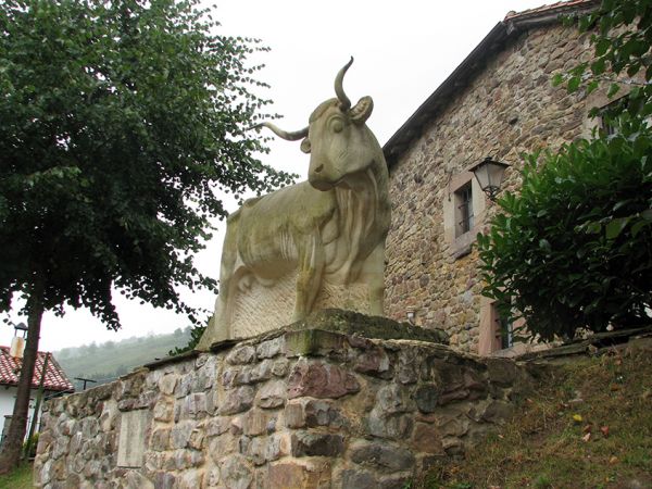 Carmona (Cantabria). Monumento a la vaca "Tudanca"
