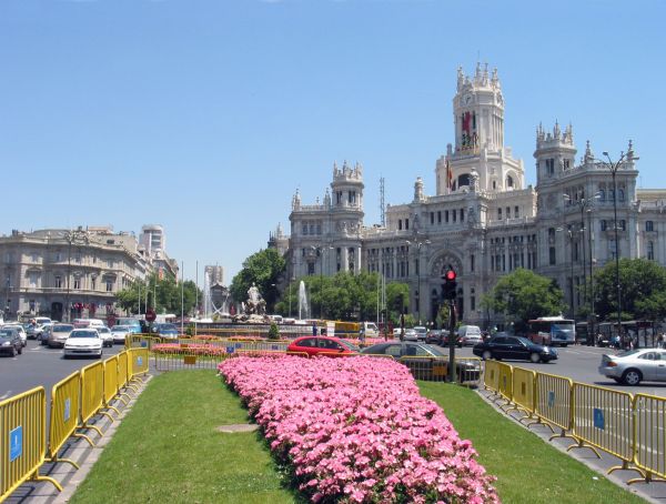 Plaza de Cibeles. A la izquierda el Palacio de Linares. A la dercha el Palacio de Telecomunicaciones, sede del Ayuntamiento de Madrid. En el centro, la Fuente de Cibeles.
Palabras clave: madrid cibeles