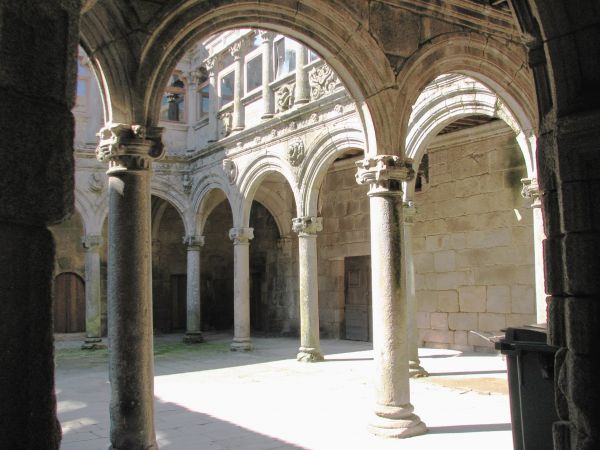 Monasterio de Santa María de Montederramo (Orense).
Palabras clave: Monasterio de Santa María de Montederramo (Orense). ribeira sacra claustro