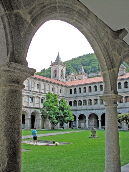 Monasterio de Santo Estevo de Ribas de Sil, Nogueira de Ramuín (Orense).  Claustro.
Palabras clave: Monasterio de Santo Estevo de Ribas de Sil, Nogueira de Ramuín (Orense). ribeira sacra galicia claustro