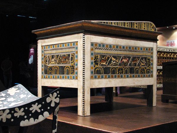 Tesoro de Tutankhamon. Arqueta con decoración de marfil y pigmentos.

