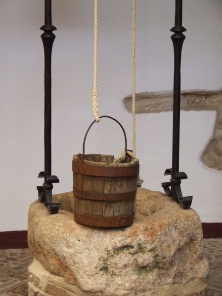 cubo de madera y pozo
Palabras clave: pozo,cubo