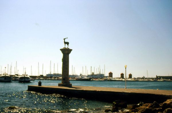 Puerto Mandraki, en Rodas. Isla de Rodas (Grecia).  
Palabras clave: Puerto Mandraki, en Rodas. Isla de Rodas (Grecia).  
