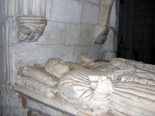 Colegiata de San Cosme y San Damián.  Covarrubias (Burgos).
Palabras clave: Colegiata de San Cosme y San Damián.  Covarrubias (Burgos). tumbas