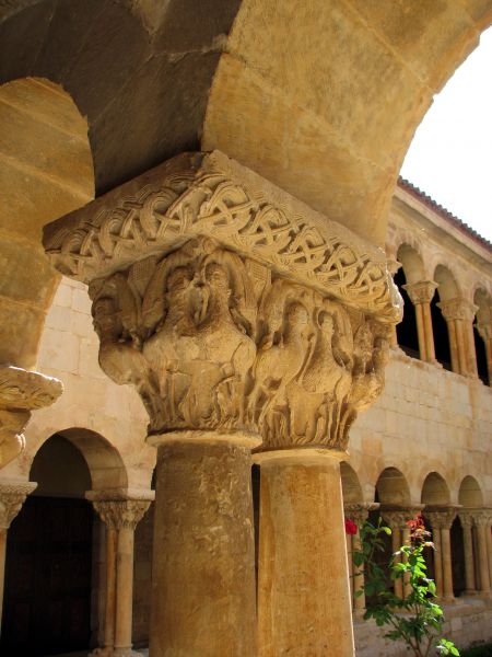 Monasterio de Santo Domingo de Silos (Burgos). Claustro. Detalle de capiteles.
Palabras clave: Monasterio de Santo Domingo de Silos (Burgos). Claustro. Detalle de capiteles.