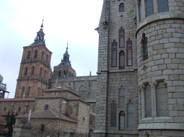 Palacio Episcopal y Catedral. Astorga (León).
