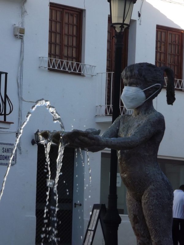 niña con mascarilla
Palabras clave: Benalmádena,Andalucía,niña,estatua,fuente